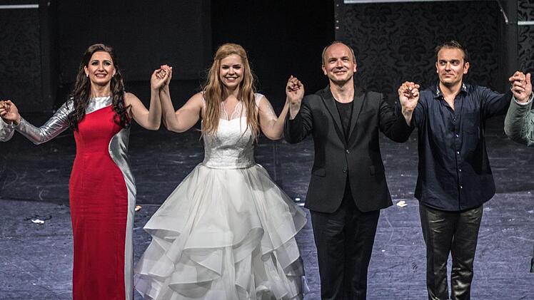Reichlich Applaus gab es für die Sopranistin Betsy Horne (2.v.l.), die in der Titelrolle von Dvorãks Oper "Rusalka" am Landestheater Coburg gastierte.Foto: Jochen Berger