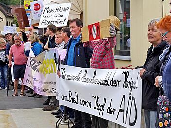 Hans-Peter Laschka (Bildmitte) wollte eine AfD-kritische Botschaft durch ein zum Hakenkreuz umgestaltetes "F" (aus rechtlichen Gründen verfremdet) senden. Das sorgt nun für Probleme. Foto: Marco Meißner