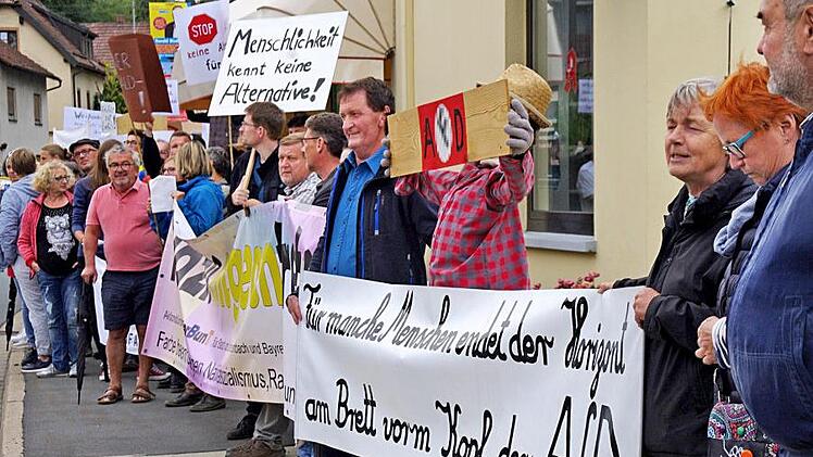 Hans-Peter Laschka (Bildmitte) wollte eine AfD-kritische Botschaft durch ein zum Hakenkreuz umgestaltetes "F" (aus rechtlichen Gründen verfremdet) senden. Das sorgt nun für Probleme. Foto: Marco Meißner
