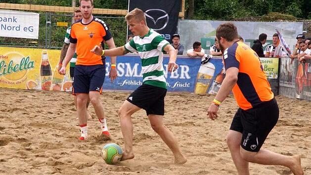 Auch das Team "SK Lation" aus Guttenberg konnte den sp&auml;teren Turniersieger "Hamsterbande" (gr&uuml;n) nicht aufhalten. Das Ebensfelder Team gewann diese Achtelfinalpartie mit 2:0.Mario Deller