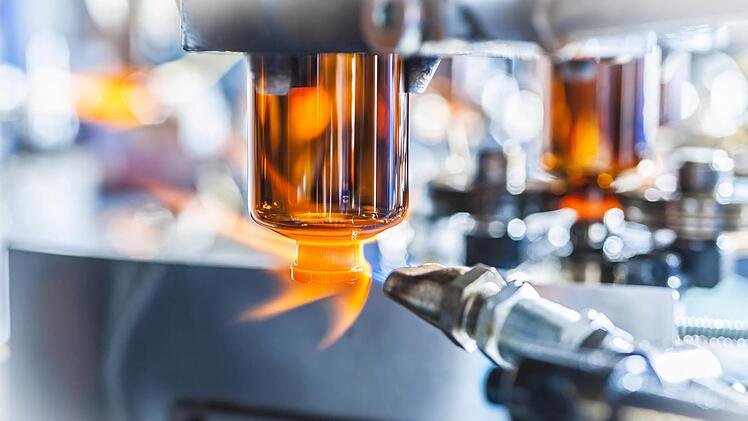 Feuer und Flammen formen im Werk eins von Nipro aus Glasröhren Fläschchen  für noch gar nicht vorhandene Corona-Impfstoffe. 65.000 werden täglich  hergestellt. Foto:  Agentur i. motion