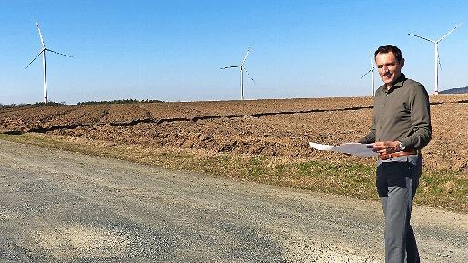 B&uuml;rgermeister J&ouml;rg Neubauer zeigt das Windvorranggebiet der Gemeinde Wei&szlig;enbrunn in der Gemarkung G&ouml;ssersdorf, auf dem noch maximal weitere vier Windkraftr&auml;der erstellt werden k&ouml;nnten.