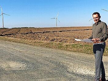 Bürgermeister Jörg Neubauer zeigt das Windvorranggebiet der Gemeinde Weißenbrunn in der Gemarkung Gössersdorf, auf dem noch maximal weitere vier Windkrafträder erstellt werden könnten.