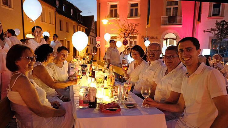 "Diner en blanc" in Stadtsteinach. Foto: Klaus Rößner