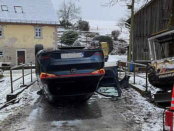 Unfall auf winterglatter Fahrbahn
