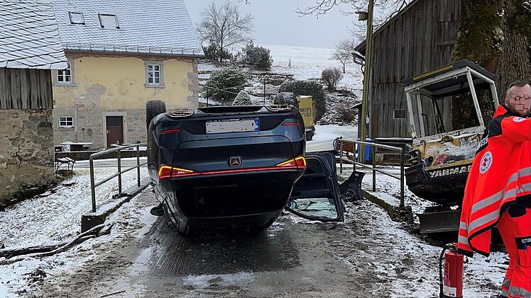 Unfall auf winterglatter Fahrbahn