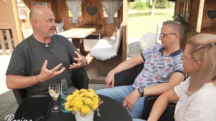 Petra und Jan vom "Waldcafé Forellenteich" rufen Frank Rosin (links) um Hilfe. Plötzlich steht der Dreh auf der Kippe.