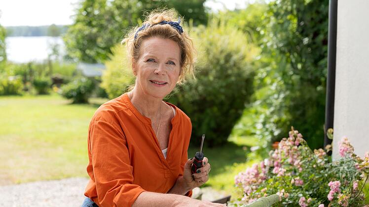 Sanna (Marion Kracht) lebt auf dem Land. Momentan hat sie mit gesundheitlichen Problemen zu k&auml;mpfen.