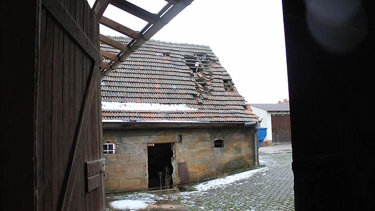 Das Dach des Hauptgebäudes ist marode.