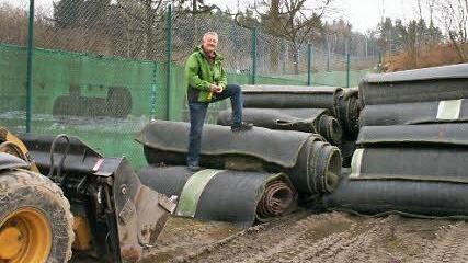 Die Reste vom alten Belag des Tennisplatzes: Vorsitzender Werner Bock steht auf knapp 75 Tonnen Kunstrasen mit Quarzsand.