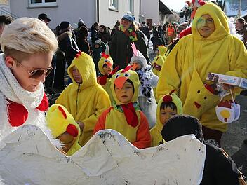 Als Hühner kamen die Schwärzelbacher Kindergartenkinder beim Faschingszug daher.  Foto: Gerd Schaar