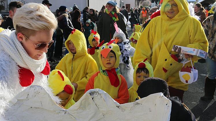 Als Hühner kamen die Schwärzelbacher Kindergartenkinder beim Faschingszug daher.  Foto: Gerd Schaar