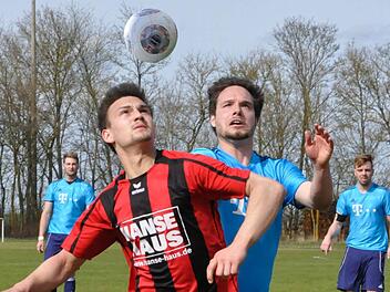 Gutes Stellungsspiel: Gleich drei Rannunger Spieler hält Florian Jakobsche vom FC Bad Brückenau auf Abstand. Foto: Anja Schmitt