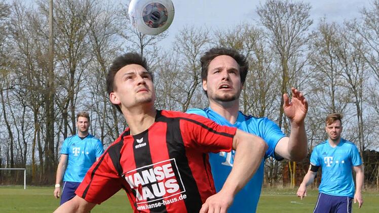 Gutes Stellungsspiel: Gleich drei Rannunger Spieler hält Florian Jakobsche vom FC Bad Brückenau auf Abstand. Foto: Anja Schmitt