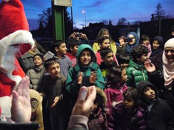 Schnell war den Kindern in der Asylunterkunft in Hemhofen klar, wer da zu Besuch kam.  Foto: Pauline Lindner