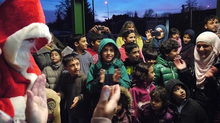 Schnell war den Kindern in der Asylunterkunft in Hemhofen klar, wer da zu Besuch kam.  Foto: Pauline Lindner
