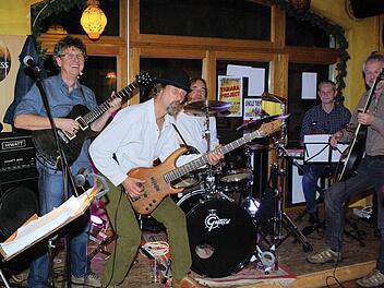 Mit Covermusik voller Spielfreude und Raum für eigene musikalische "Ausflüge" überzeugten Tamara Project im Irish Pub (v. l.) Michael Fahrmeier, Martin Tomaschewski, Detlef Mohr, Frank Krauss und Martin Seeberger. Foto: Winfried Ehling