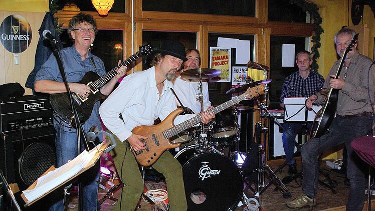Mit Covermusik voller Spielfreude und Raum für eigene musikalische "Ausflüge" überzeugten Tamara Project im Irish Pub (v. l.) Michael Fahrmeier, Martin Tomaschewski, Detlef Mohr, Frank Krauss und Martin Seeberger. Foto: Winfried Ehling