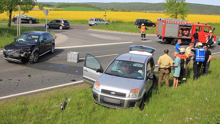 Die Fahrerin des Ford im Vordergrund fuhr aus der gegenüberliegenden Einmündung von Unterpreppach heraus und wollte in Richtung Ebern abbiegen. Hierbei wurde ihr Wagen von dem Audi (links ) an der linken Breitseite erfasst. Foto: Helmut Will