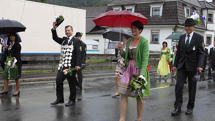 Das Königshaus mit den örtlichen Schützen bildete das Ende des traditionellen Festumzugs in Wallenfels. Foto: Michael Wunder