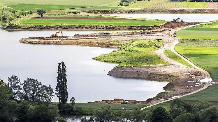 Zugegeben, das Kamera-Teleojektiv verzieht die Linien (das Bild von Sand wurde von Zeil aus aufgenommen). Dennoch sieht man, wie nahe der Baggerseerand dem Maindamm kommt. Unten: der Main. Foto: René Ruprecht