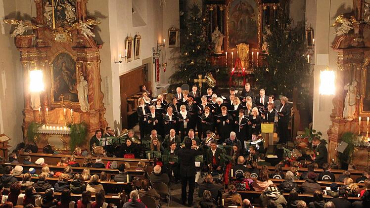 Wunderschön musizierten und sangen der "Liederkranz" und die Musiker. Fotos: Christiane Reuther