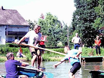 Bei der Reuther Weihergaudi sind spektakuläre Landungen im Wasser zu bestaunen. Foto: Richard Sänger (Archiv)