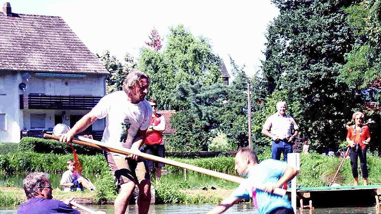 Bei der Reuther Weihergaudi sind spektakuläre Landungen im Wasser zu bestaunen. Foto: Richard Sänger (Archiv)