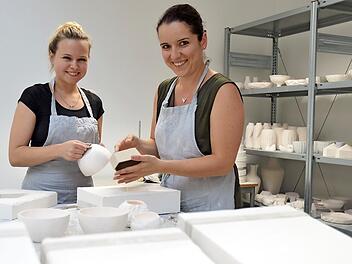 Denise Knauft (links) und Alisa Ehrlicher wollen mit handgemachtem Porzellan den Markt erobern. Fotos: Rainer Lutz