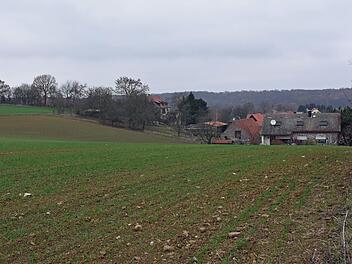In Buch könnten einige Bauplätze im Südwesten erschlossen werden. Karl Dotzel monierte aber in der Bürgerversammlung, dass das Gebiet nur 700 Meter von den Windrädern entfernt sei.  Ulrike Langer