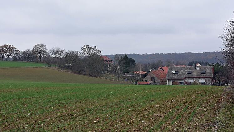In Buch könnten einige Bauplätze im Südwesten erschlossen werden. Karl Dotzel monierte aber in der Bürgerversammlung, dass das Gebiet nur 700 Meter von den Windrädern entfernt sei.  Ulrike Langer