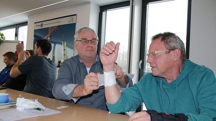 Auch das Anlegen von einfachen Verbänden üben die Teilnehmer. Foto: Ralf Ruppert
