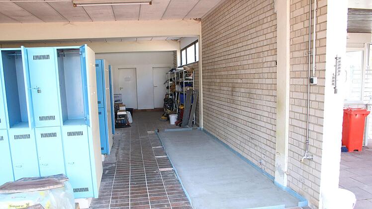 Das Freibad erhält neue Umkleidekabinen. Dafür wird der Boden  in dem Bereich neu gefliest (im Bild rechts).  Foto: Jürgen Gärtner