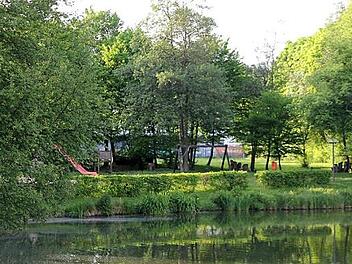 Im Ortskern von Tettau oberhalb des Teichs soll eine Multifunktionsplatz beziehungsweise eine Freizeitanlage entstehen.  Foto: Veronika Schadeck