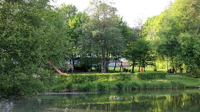 Im Ortskern von Tettau oberhalb des Teichs soll eine Multifunktionsplatz beziehungsweise eine Freizeitanlage entstehen.  Foto: Veronika Schadeck