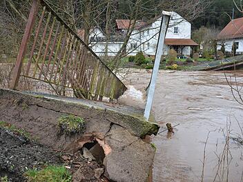 Zwei abgerissene Teile im Flussbett sind alles, was von der Fußgängerbrücke übrig geblieben ist. Foto: Sandra Hackenberg
