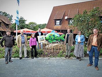 Offizielle Übergabe der Karpfenskulptur durch den Bezirksfischerei-Verein (von links): Fachberater Dr. Thomas Speierl, Ehrenvorsitzender Peter Jensen, stellvertretende Landrätin Christina Flauder, Vorsitzender Frank Podhorn, Vizepräsident Reinhard Krug, Jutta Speierl und OB Ingo Lehmann