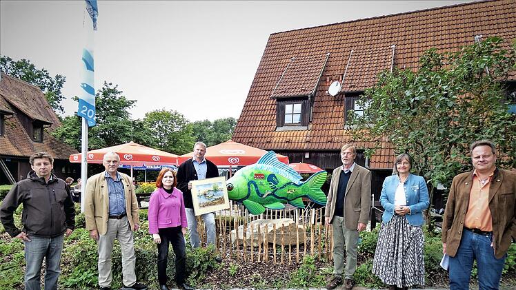 Offizielle Übergabe der Karpfenskulptur durch den Bezirksfischerei-Verein (von links): Fachberater Dr. Thomas Speierl, Ehrenvorsitzender Peter Jensen, stellvertretende Landrätin Christina Flauder, Vorsitzender Frank Podhorn, Vizepräsident Reinhard Krug, Jutta Speierl und OB Ingo Lehmann