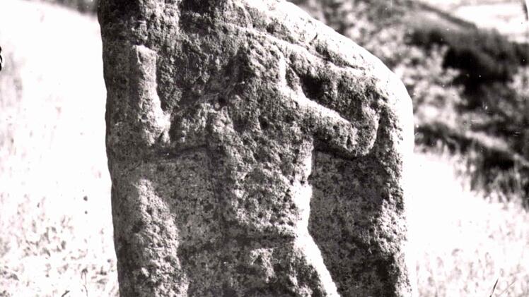 Hans Edelmann hat den Samelstein im Jahr 1932 fotografiert: Damals war das Relief des Mannes noch deutlich erhaben und klar zu erkennen, inzwischen wird der Stein immer weniger.