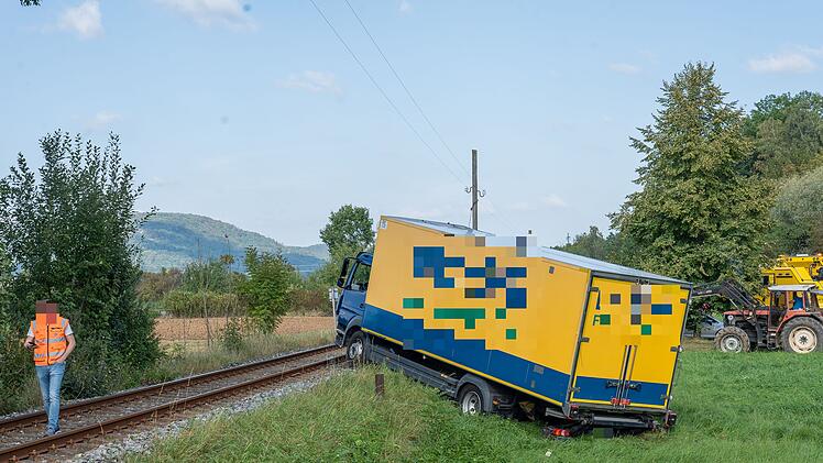 Lastwagen auf Abwegen: Bahngleise blockiert und Zugverkehr eingestellt