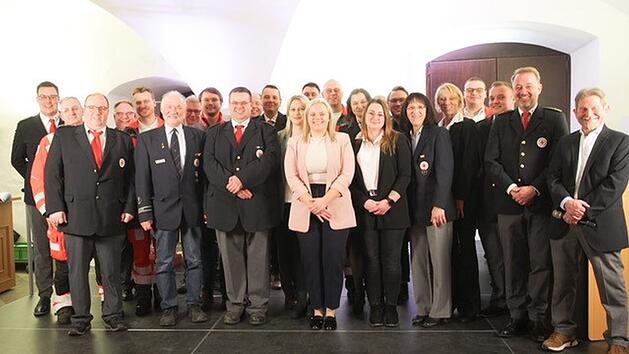 Landkreis Kitzingen: Rettungskr&auml;fte f&uuml;r Einsatz geehrt - mit Fluthilfemedaillen