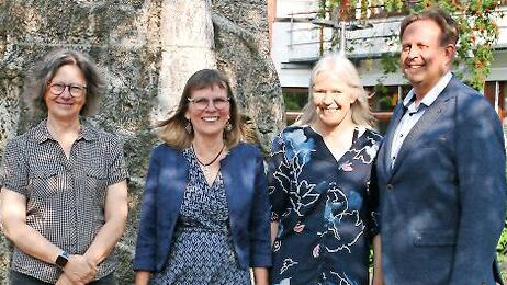 Schulleiterin Karin Maywald (links) und Personalratsvorsitzender Christian Ziegler (rechts) verabschiedeten Renate Hennig (2.v.l.) und Gabi Wolfenstetter in den Ruhestand.