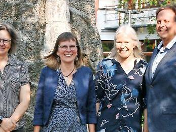 Schulleiterin Karin Maywald (links) und Personalratsvorsitzender Christian Ziegler (rechts) verabschiedeten Renate Hennig (2.v.l.) und Gabi Wolfenstetter in den Ruhestand.
