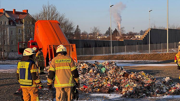 Zwei Arbeiter bei Explosion in Müllwagen verletzt: Müll auf Straße und Autos verteilt