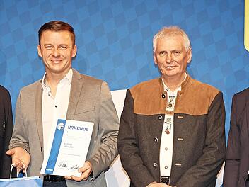 Stefan Heinlein (2.v.l.) erhielt den Ehrenamtspreis des BFV. Mit im Bild (von links) der Bundestrainer der Frauenfu&szlig;ballnationalmannschaft Christian W&uuml;ck, Kreis-Ehrenamtsbeauftragter, Kreis Coburg/Kronach/Lichtenfels, Michael Deuerling und BFV-Pr...