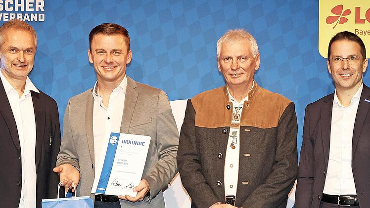 Stefan Heinlein (2.v.l.) erhielt den Ehrenamtspreis des BFV. Mit im Bild (von links) der Bundestrainer der Frauenfu&szlig;ballnationalmannschaft Christian W&uuml;ck, Kreis-Ehrenamtsbeauftragter, Kreis Coburg/Kronach/Lichtenfels, Michael Deuerling und BFV-Pr...