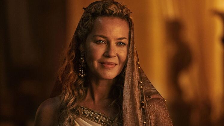 Lucilla (war bereits im ersten Film dabei: Connie Nielsen) staunt nicht schlecht, als sie in der Arena ihren einst fortgeschickten Sohn Lucius wiedersieht.
