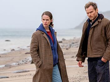 Im dritten Film der Reihe "Die Toten am Meer" bekommen es Michael Brandt (Anton Spieker) und Ria Larsen (Marlene Tanczik) mit zwei M&auml;nnerleichen im Meer zu tun.