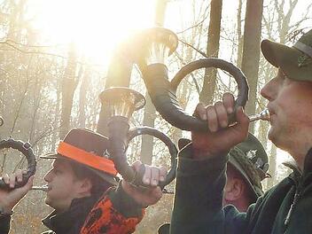 Jäger geben das Zeichen zum Ende der Jagd. Foto: Archiv/Arkadius Guzy