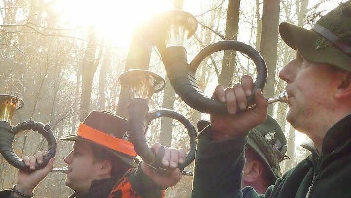 Jäger geben das Zeichen zum Ende der Jagd. Foto: Archiv/Arkadius Guzy